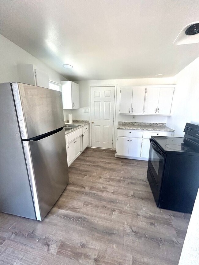 Building Photo - Charming 3 bedroom 1 Bathroom Apartment Unit 72662
