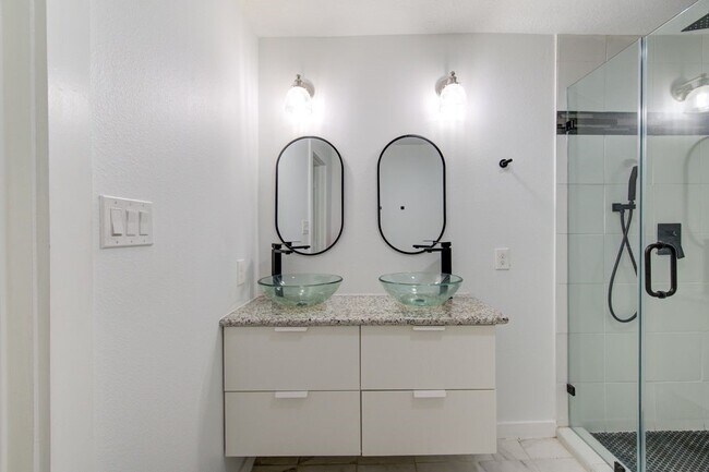 Photo - 5906 Hilary St