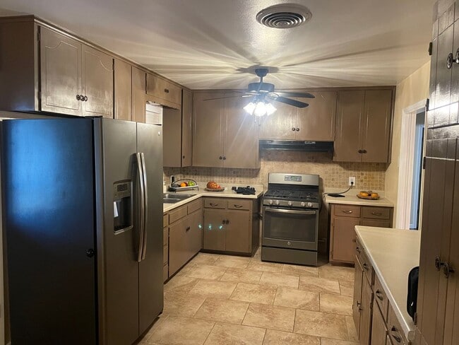 Photo - 3 BEDROOM NEAR BONHAM MIDDLE SCHOOL, EASY ...