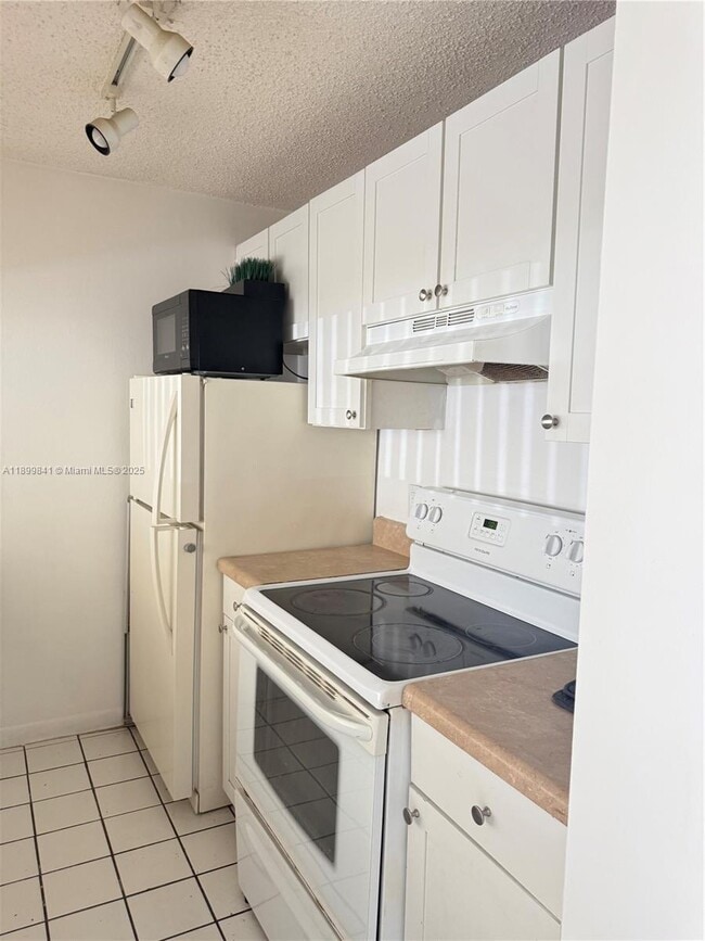 Building Photo - 8100 Geneva Ct Unit 145