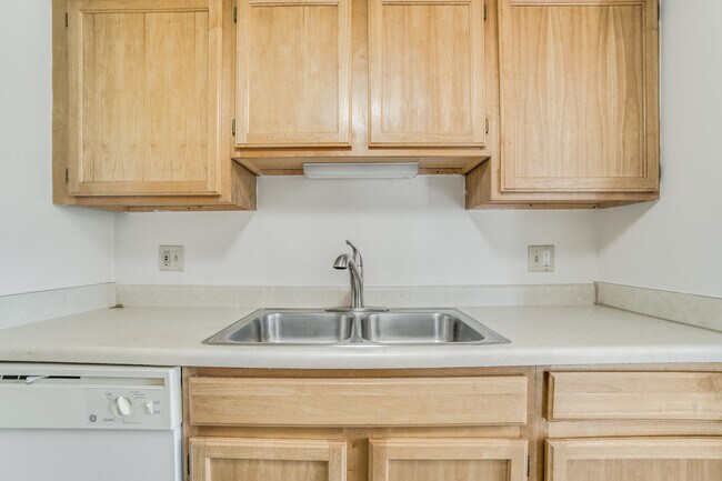 Photo - Oakbrook Manor Apartments (Oakbrook Manor ...