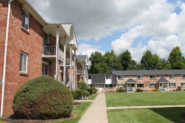 Lancer Court - Lancer Court Apartments