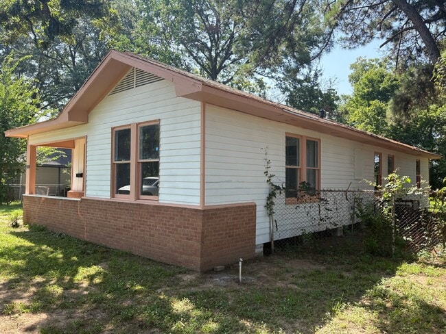 Photo - Amazing 4 bedroom/1 bath home with Central Air & Heat!