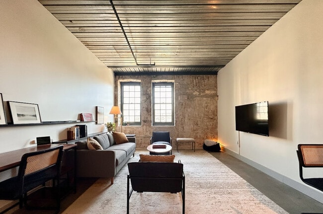 Building Photo - 1009 W Juneau Ave Unit ID1390080P