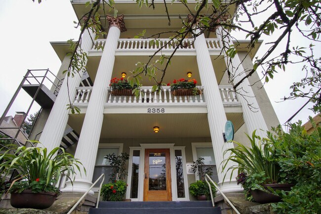 Building Photo - Sweet One Bedroom in Historic Building Loc... Unit 08