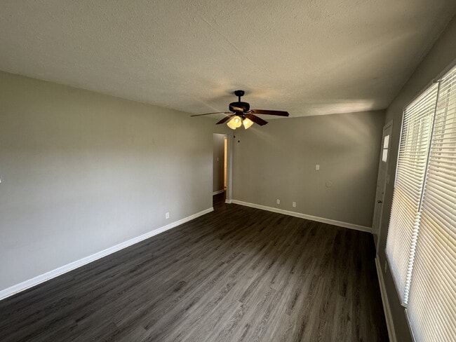 Photo - 101 Meadow Ln