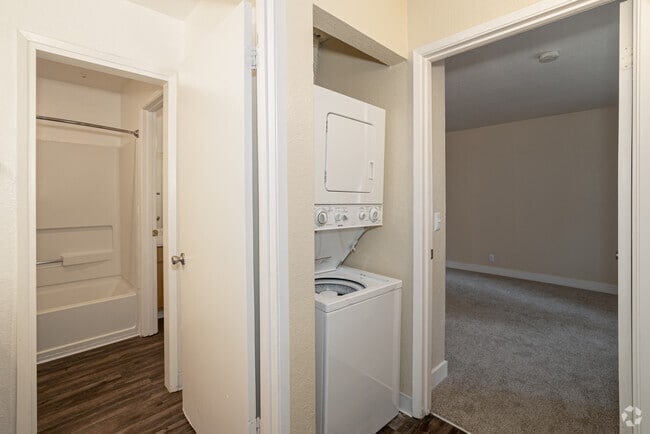 2BR, 1.5BA - 860SF