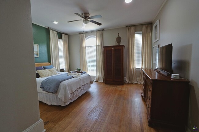 Photo - 633 College St