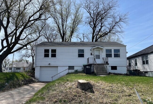 Building Photo - 3 Bedroom House Available Now!!