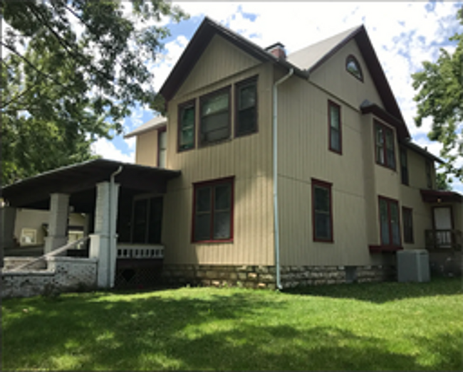 Building Photo - 1601 SW Mulvane St Unit M3
