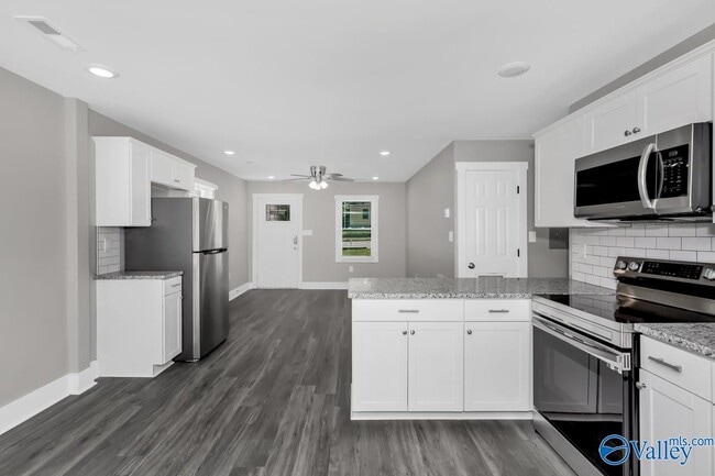 Photo - 908 Fairway Dr NW