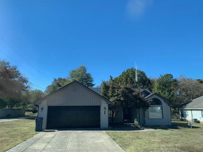 Photo - 2010 S Elm St