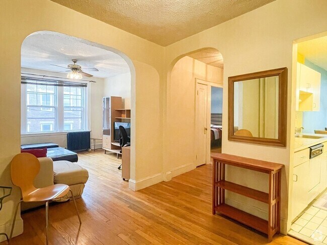 Building Photo - 114 Strathmore Rd Unit 301 Rental