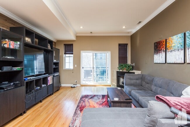Building Photo - 3225 W Fullerton Ave Unit 3SC Rental