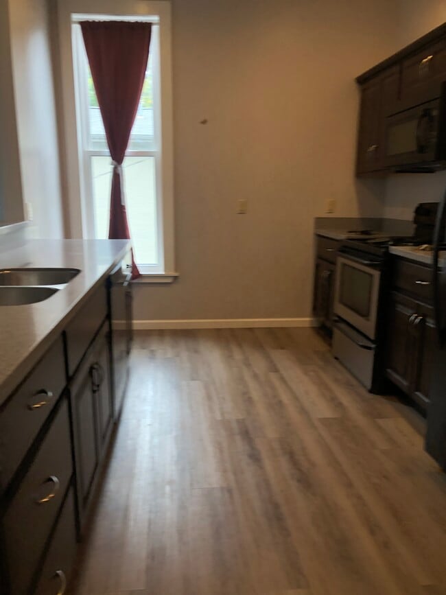 Photo - 437 W 6th St Unit 3