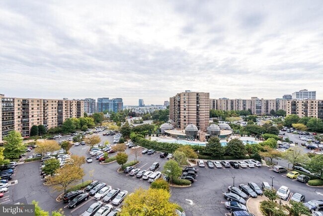 Building Photo - 8370 Greensboro Dr Unit 223 Rental