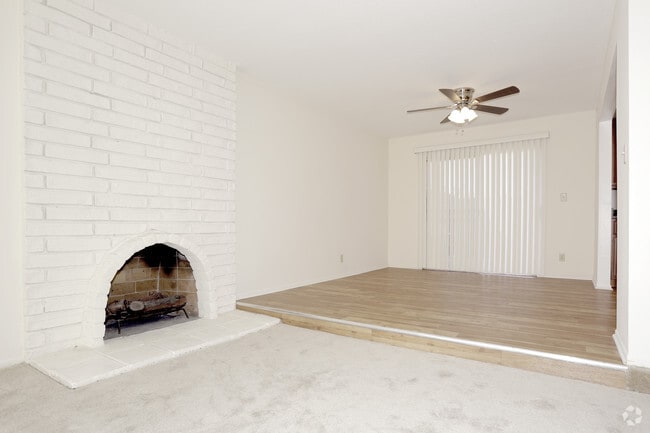 2BR, 2BA - 1100 SF