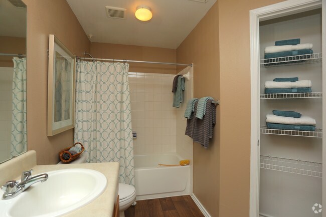2BR - 881SF - Bathroom - Sereno Park Apartments