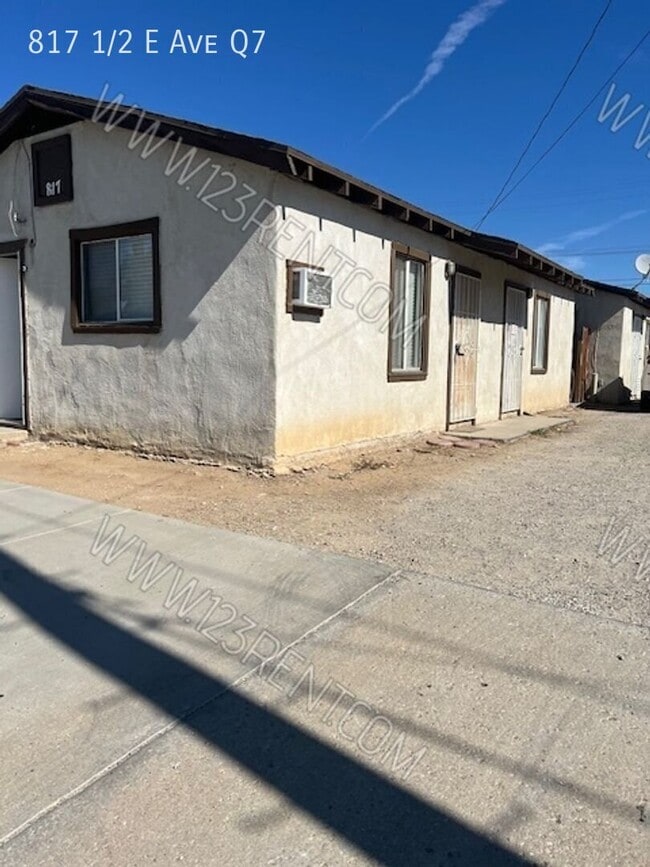 Building Photo - 817 1/2 E Ave Q7-