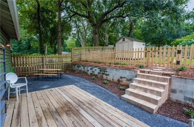 Photo - 875 Oakhill Ave SW