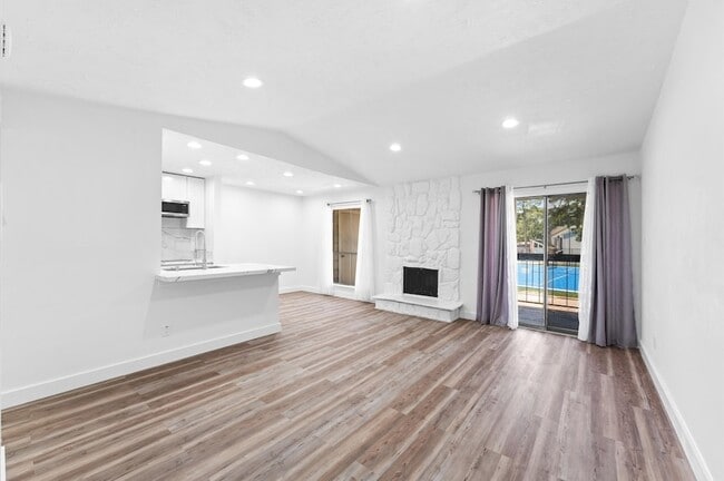 Photo - 17331 Red Oak Dr Unidad 14