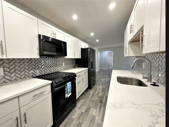 Building Photo - 3525 Sable Palm Ln Unit F