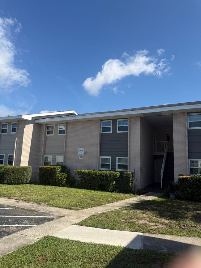 Building Photo - 861 Sky Lake Cir