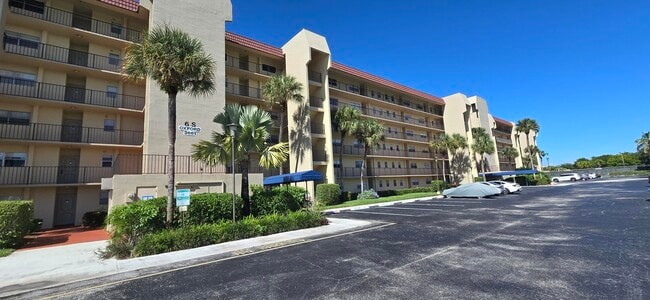 Building Photo - 3661 Via Poinciana Unit 306