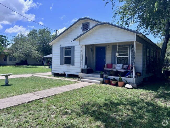 Single story family home - 708 W Stamper St Rental