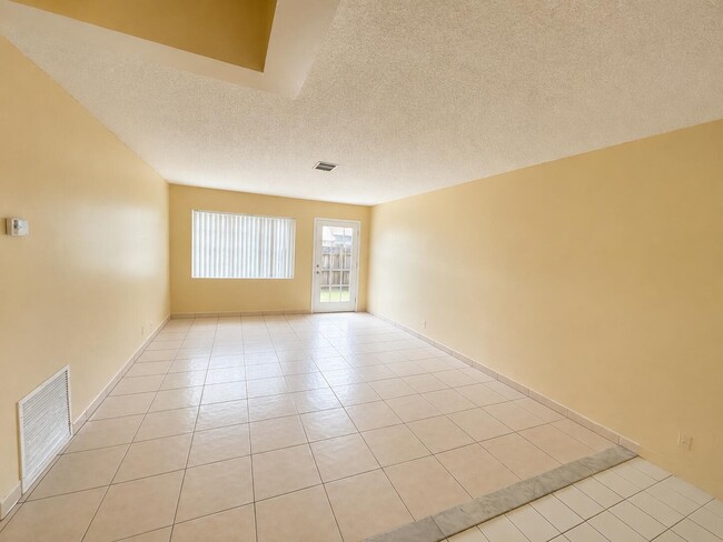 Photo - 4125 Woodside Dr Unit 4