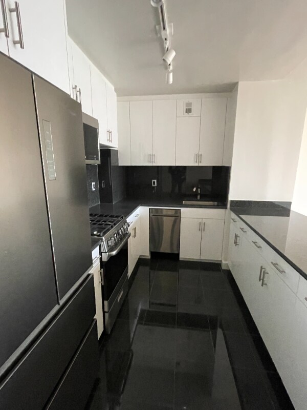Photo - 600 W 246th St Apartment Unit 606
