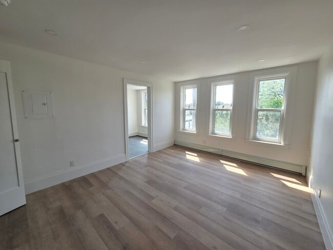 Building Photo - Freshly Renovated 1 Bedroom 1 Bathroom Apa... Unit 12