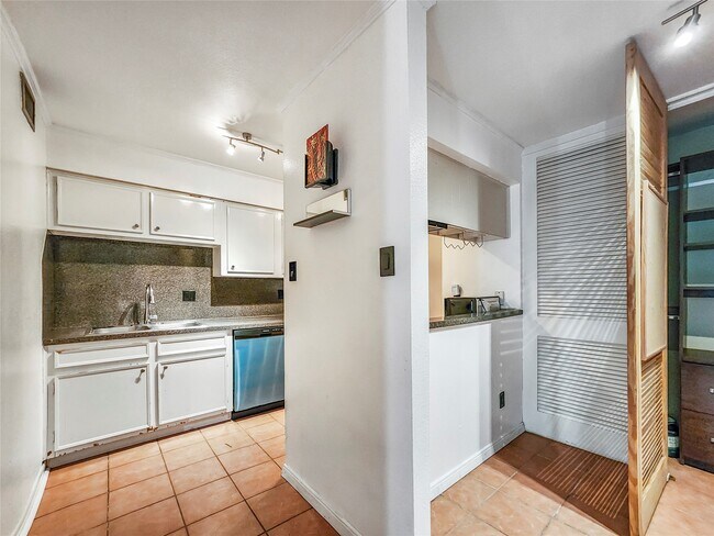 3131 Cummins St Unit 15