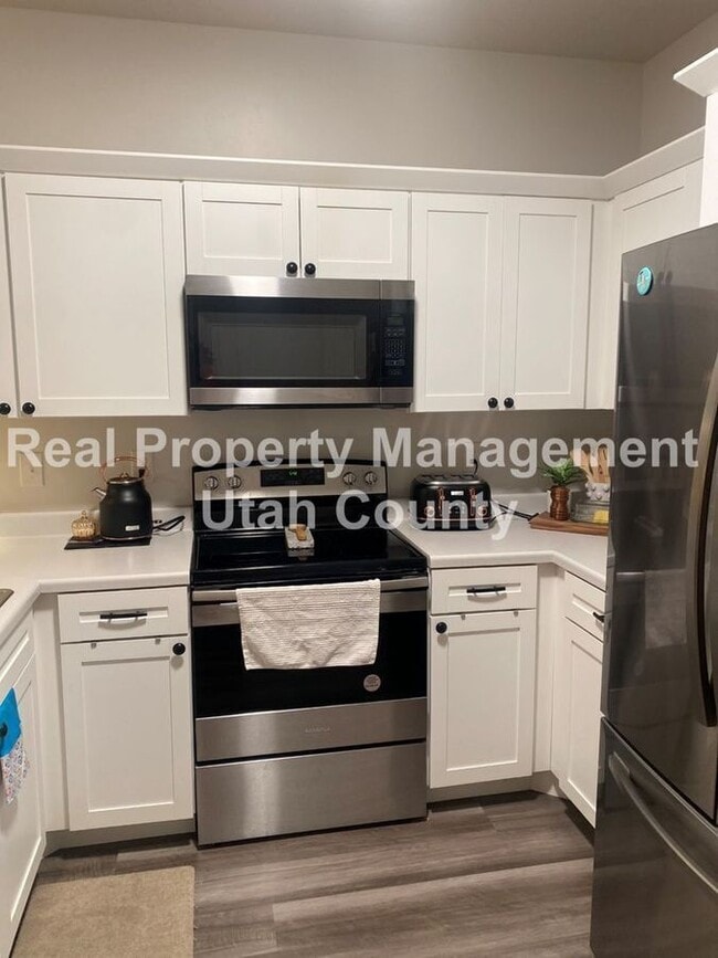 Photo - 3323 Hardman Way