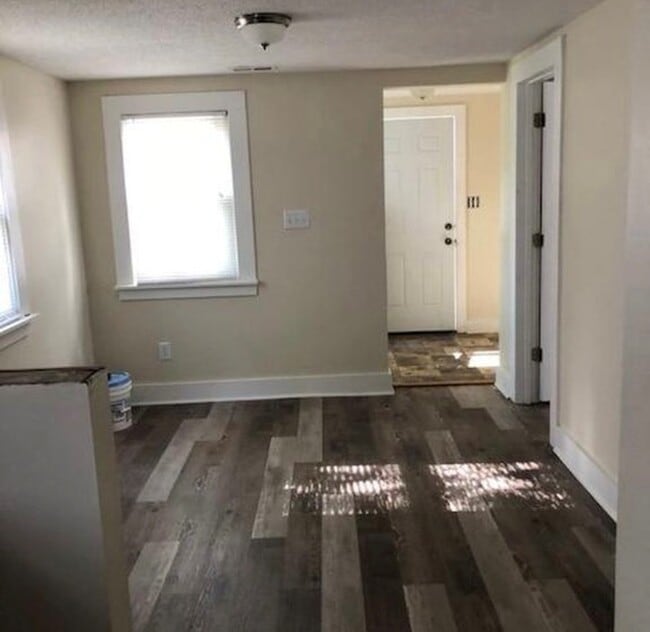 Open floor plan with eat in kitchen dining area - 1005 Castle St