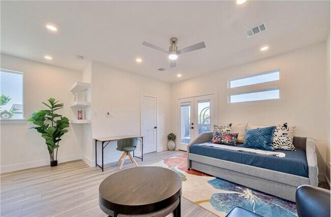 Photo - 2909 Nagle St