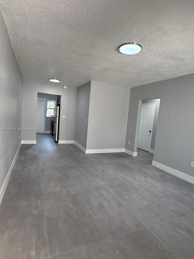 Building Photo - 3450 SW 9th St Unit 8B