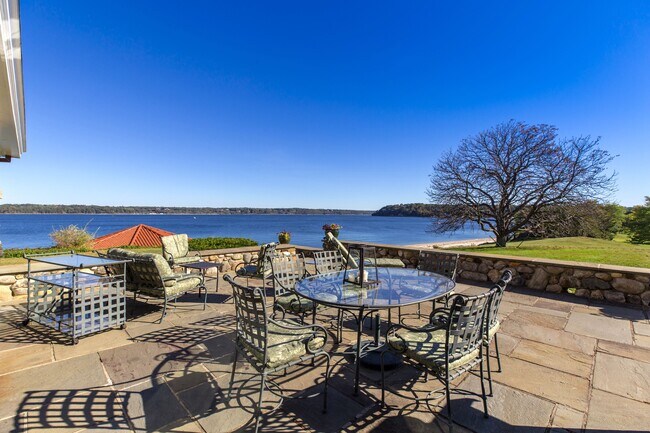 Photo - 325 Centre Island Rd