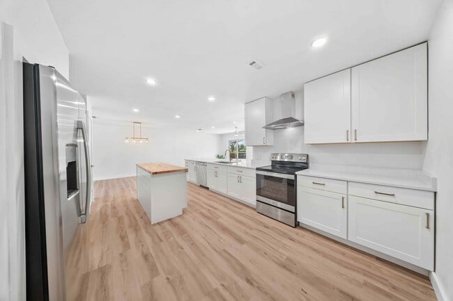 Photo - 948 Canal Cir