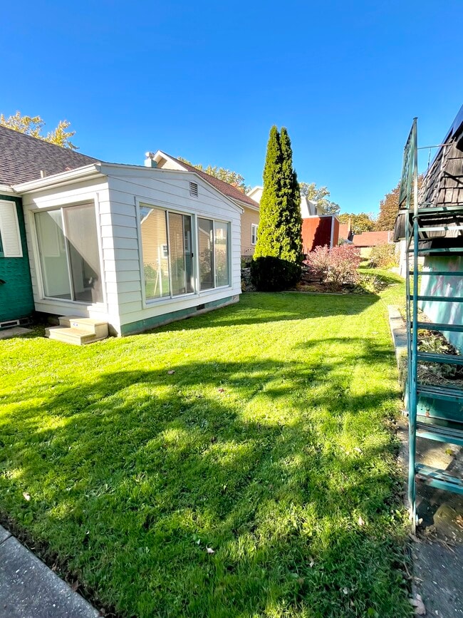 Photo - 706 Grand Ave NE