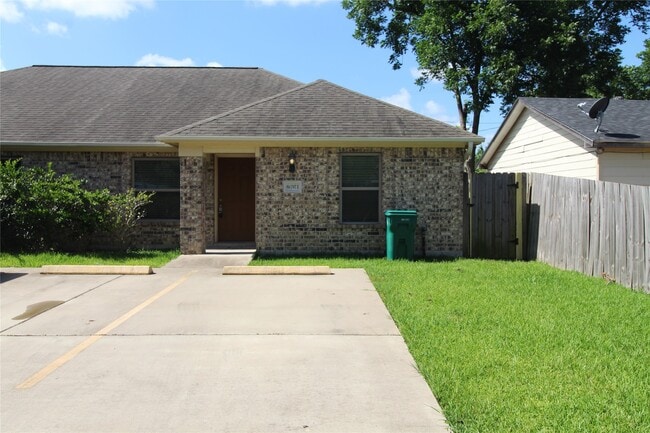 Building Photo - 814 Mobile Dr