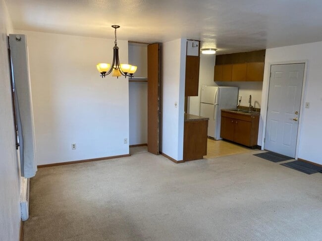 Building Photo - 1022 Arkwright St N Unit 9