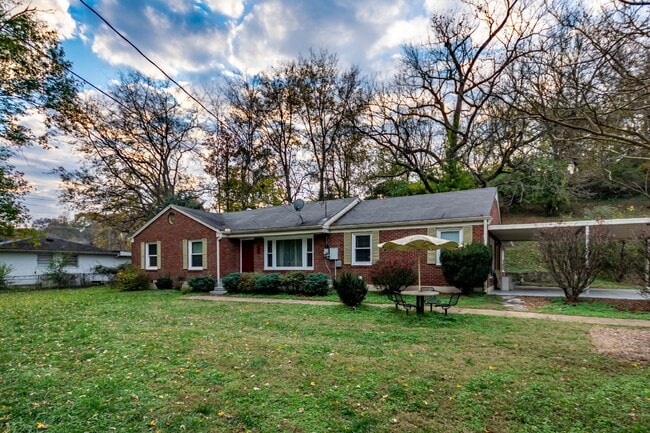 Building Photo - Fantastic 3/2 East Nashville w/ Bonus Room & Sunroom!