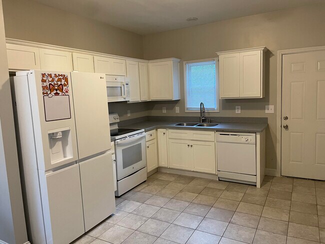 Kitchen - 718 N Evelyn Pl NW