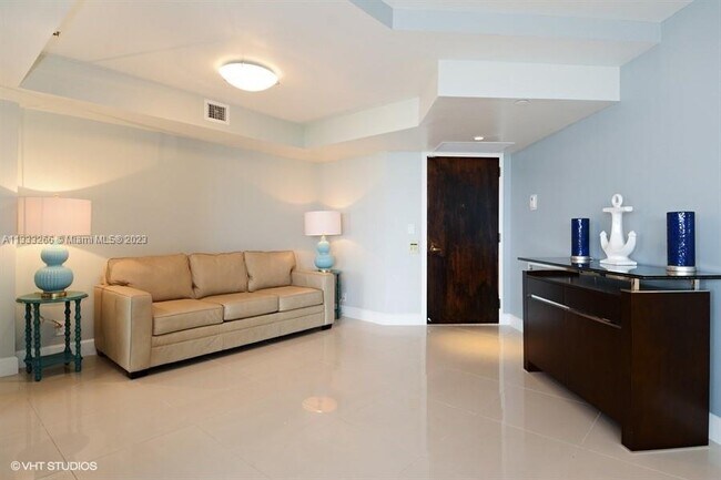 Photo - 19707 Turnberry Way Unidad 27B