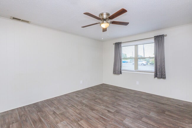 2 BD - 1,5 BA - Riverbend Place