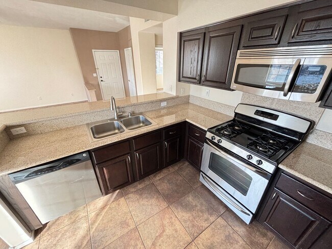 Photo - Charming 2Bed/Bath Condo located in a beautiful gated community in the Southwest. Unidad 101