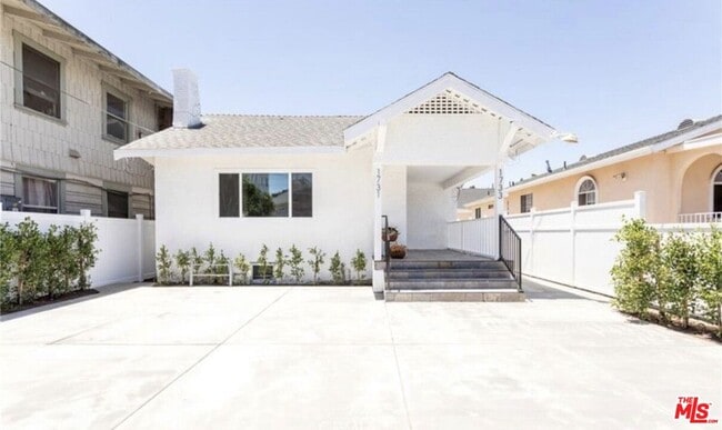 Photo - 1733 S New England St