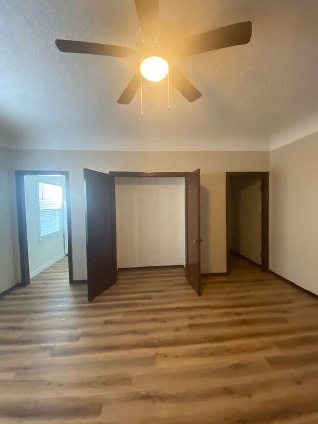 Photo - 1059 E 1st St