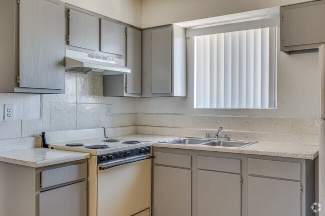 2BR, 1BA - 800SF - Kitchen